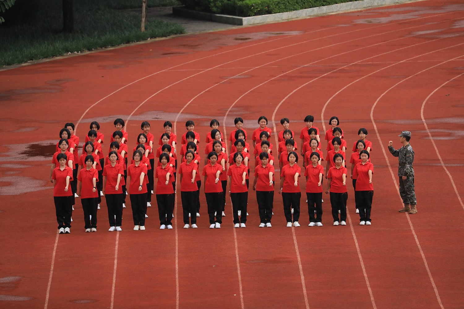 華坪女高2024級新生軍訓(xùn)。華坪縣融媒體中心供圖