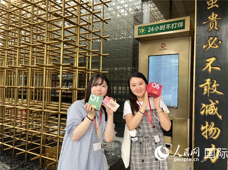 5. 代表團(tuán)團(tuán)員展示通過(guò)無(wú)人售藥機(jī)購(gòu)買的盲盒。（人民網(wǎng)記者陳思 攝）