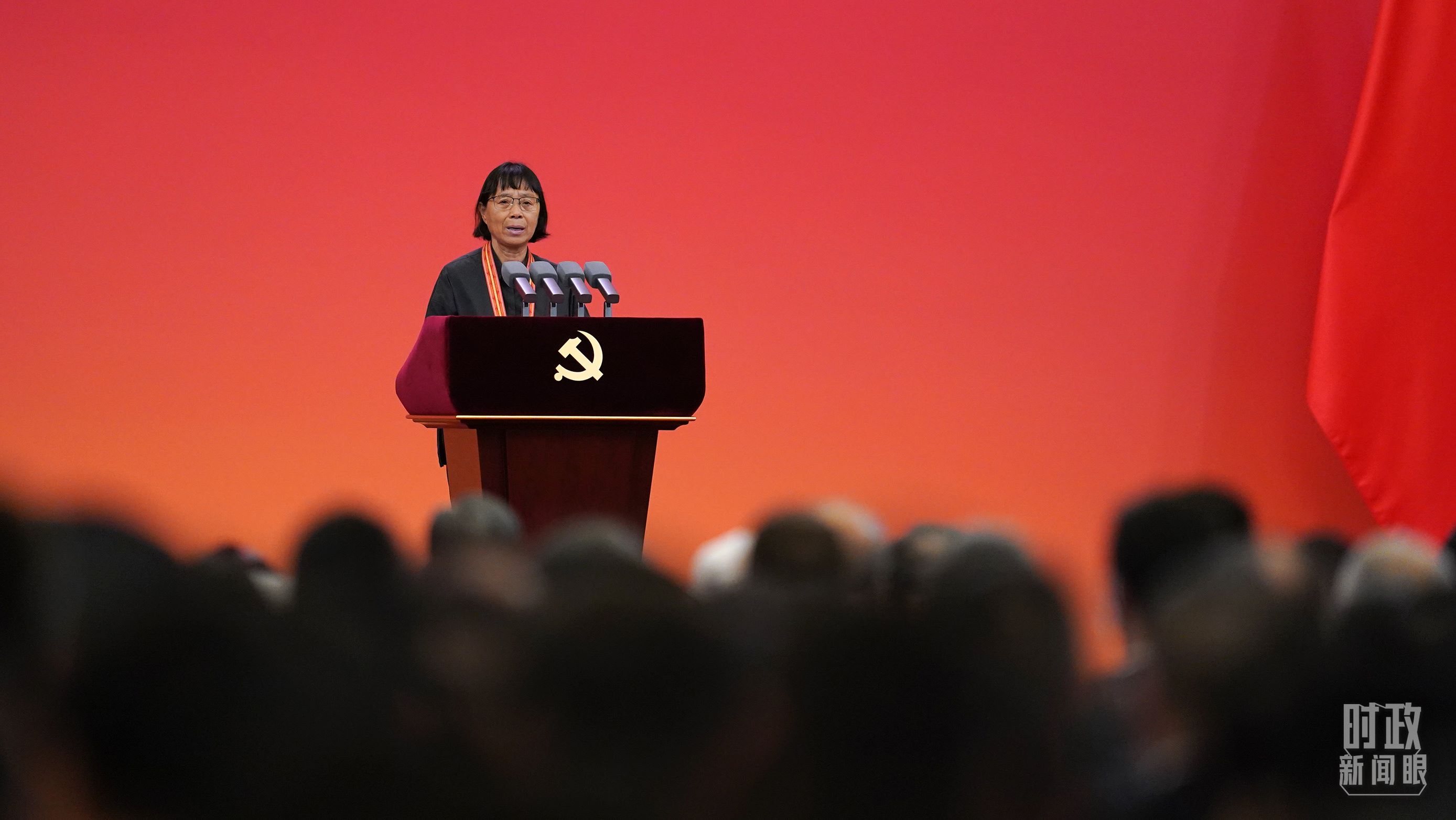  △2021年6月，幫助數(shù)千名貧困山區(qū)女孩圓夢(mèng)大學(xué)的人民教師張桂梅，代表“七一勛章”獲得者發(fā)言。（總臺(tái)國(guó)廣記者李晉拍攝）