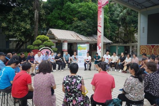  南寧市青秀區(qū)新竹社區(qū)召開(kāi)“竹聲傾談”民情懇談會(huì)。（李抒蓉 攝）