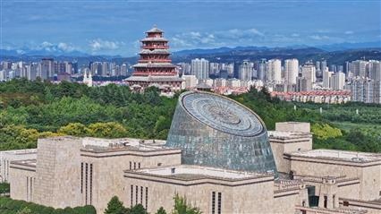△寶雞青銅器博物院建筑外形運用高臺門闕、青銅厚土的建筑語言，氣勢恢宏，厚重威嚴(yán)。（總臺央視記者范凱拍攝）