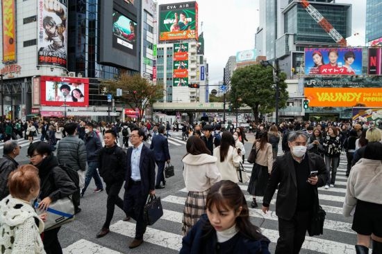 2023年11月15日，人們走過日本東京澀谷車站前的十字路口。新華社記者張笑宇攝
