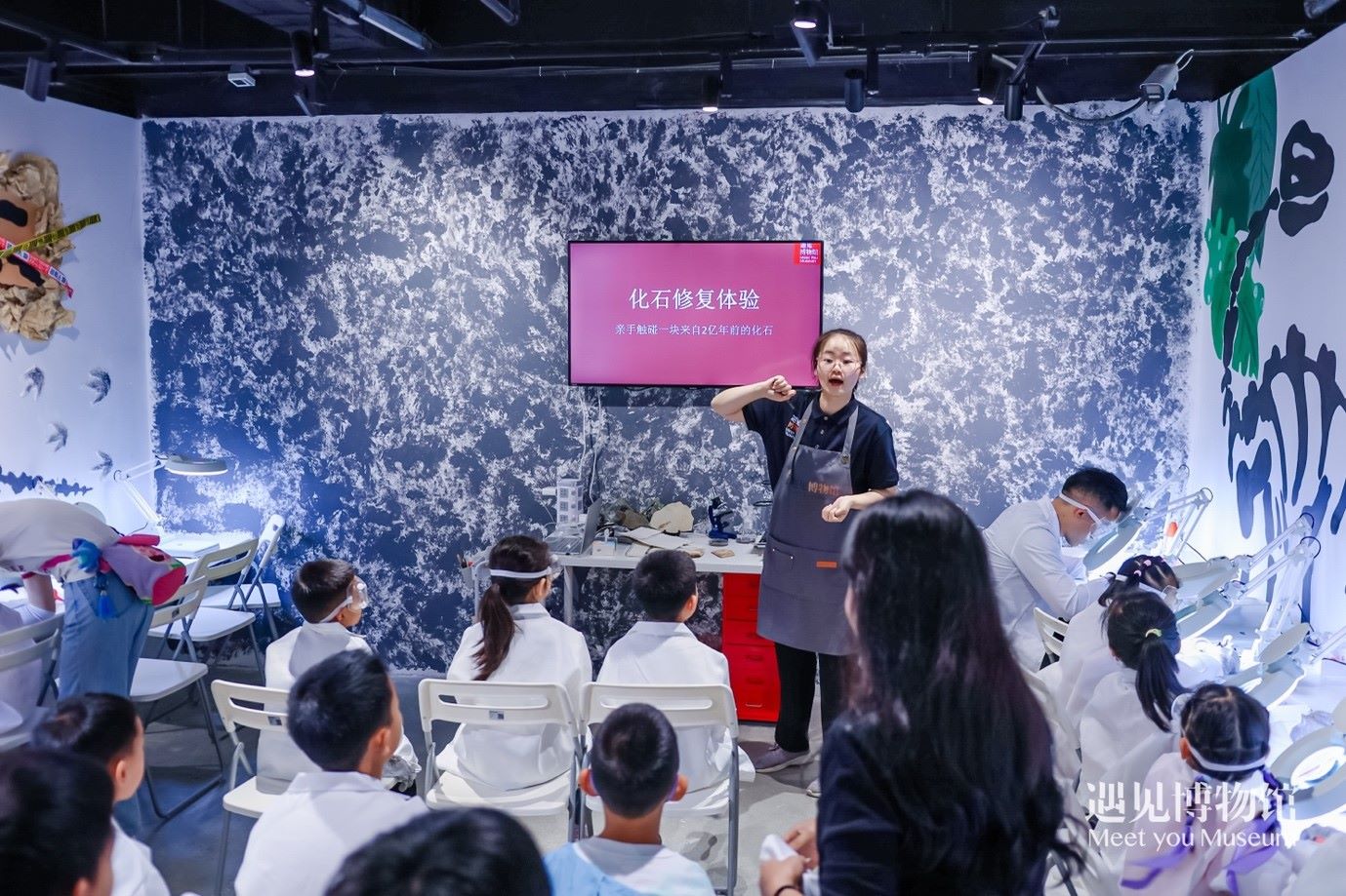 3. 小朋友們?cè)凇?億年的地球記憶——恐龍化石特展”體驗(yàn)當(dāng)“小小科學(xué)家”。遇見(jiàn)博物館供圖