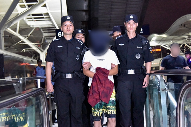 一名潛逃柬埔寨的犯罪嫌疑人被押解回國。公安部供圖