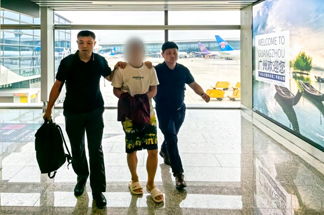 一名潛逃柬埔寨的犯罪嫌疑人被押解回國。公安部供圖