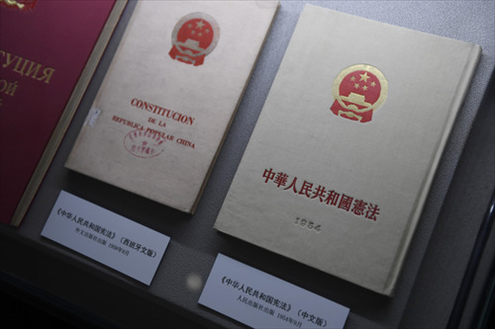 這是“五四憲法”歷史資料陳列館北山街館區(qū)展出的“五四憲法”中文版和西班牙文版。（2018年2月24日攝）新華社記者黃宗治攝