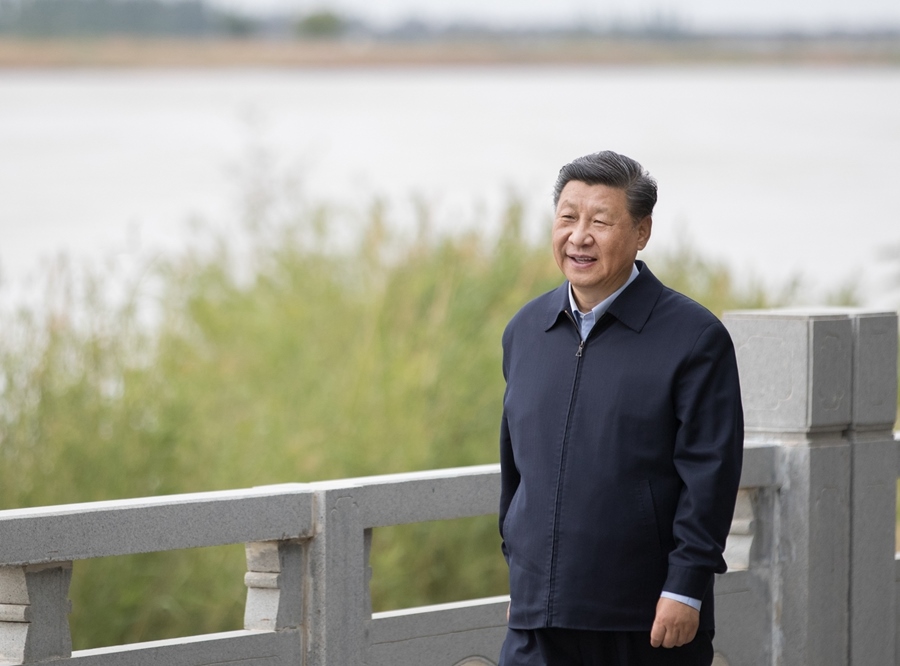 2020年6月8日，中共中央總書記、國(guó)家主席、中央軍委主席習(xí)近平在寧夏黃河吳忠市城區(qū)段了解加強(qiáng)黃河流域生態(tài)保護(hù)情況。新華社記者 王曄 攝