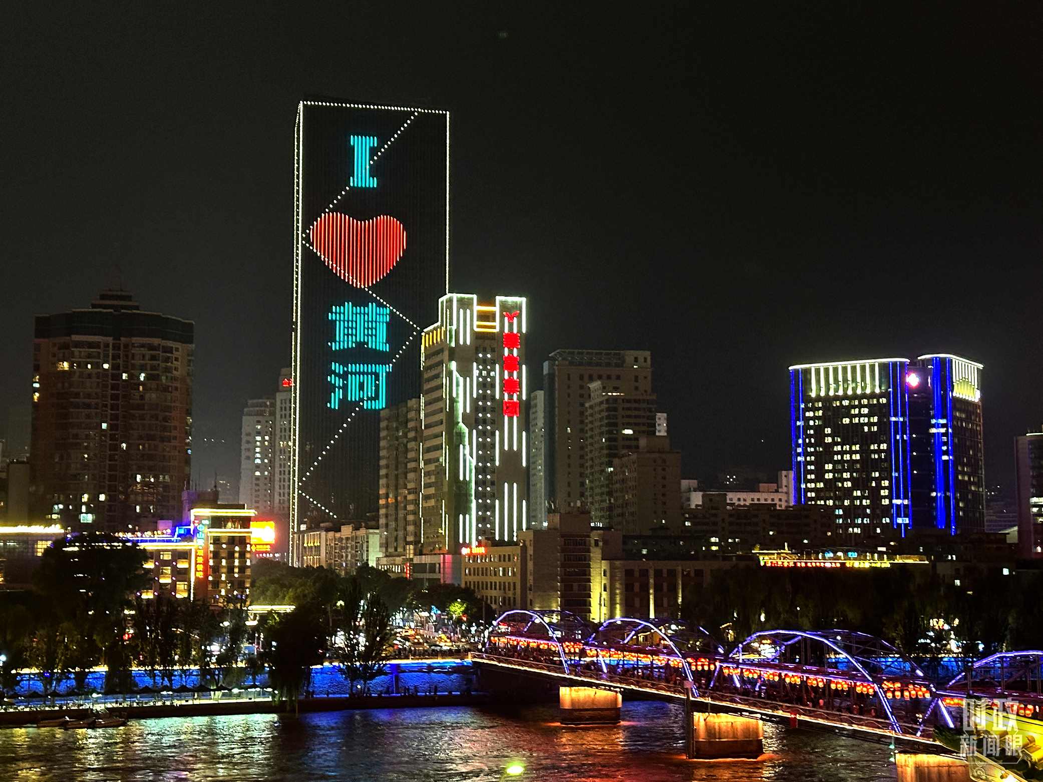 △黃河蘭州中山橋段夜景。（總臺央視記者趙化拍攝）