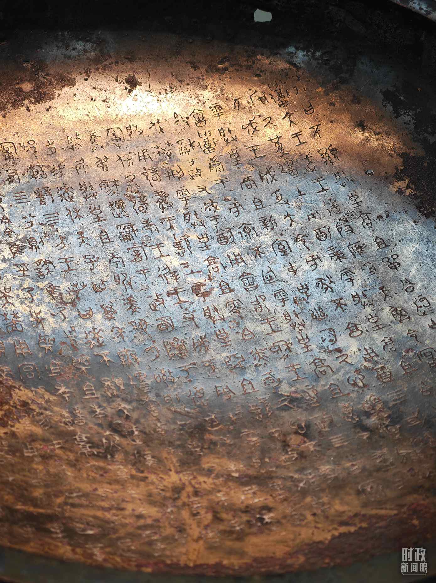 △ 寶雞青銅器博物院內(nèi)展陳——逨盤。（總臺(tái)央視記者丁欣、彭漢明拍攝）