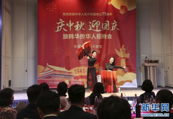 9月12日，藝術(shù)團(tuán)演員在招待會(huì)上表演舞蹈《萬(wàn)疆》。記者姚琪琳 攝