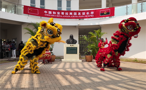 開(kāi)場(chǎng)舞獅表演。內(nèi)圖大學(xué)孔子學(xué)院供圖