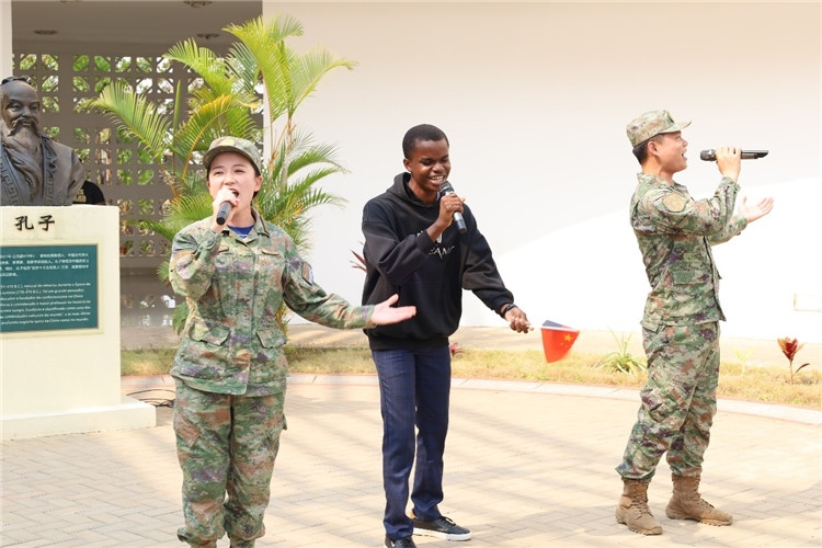 孔院學(xué)生與中國(guó)海軍官兵合唱《天地龍鱗》。內(nèi)圖大學(xué)孔子學(xué)院供圖