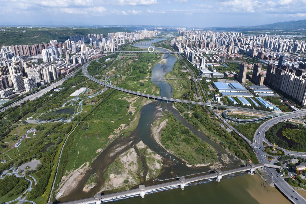 2024年5月9日在陜西省寶雞市拍攝的黃河最大支流渭河沿岸景色（無人機照片）。