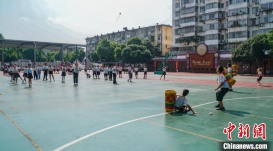 翠竹小學的學生在進行拋繡球運動。歐惠蘭 攝