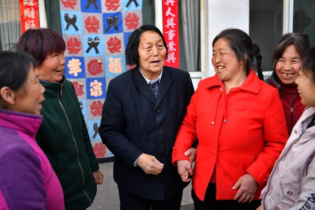 2019年3月23日，申紀(jì)蘭（左三）在山西省平順縣西溝村與村民分享全國兩會精神。新華社記者 曹陽 攝