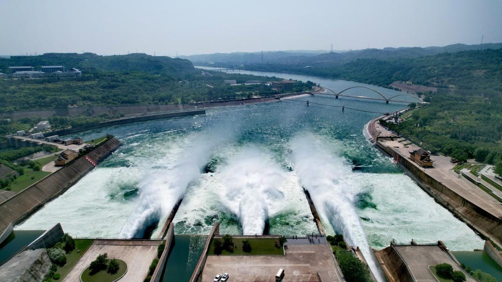 2023年6月21日，調(diào)水調(diào)沙清水下泄階段的小浪底水庫下泄基本為清水（無人機照片）。黃河調(diào)水調(diào)沙已實施22年，通過調(diào)水調(diào)沙，黃河下游河道主河槽得到全線沖刷，河床有明顯下降，行洪和過沙能力普遍提高。