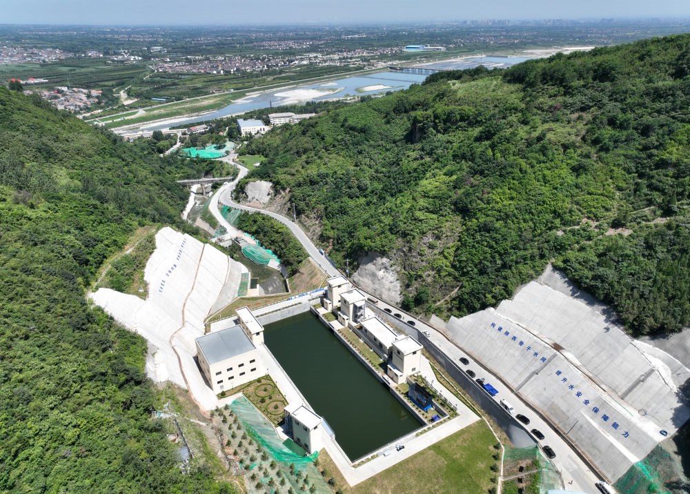 2023年7月16日，國家重大水利工程引漢濟渭工程成功實現(xiàn)先期通水，這是在陜西西安拍攝的黃池溝配水樞紐（無人機照片）。引漢濟渭工程全部建成投用后，可增加渭河入黃河水量年均6億至7億立方米。