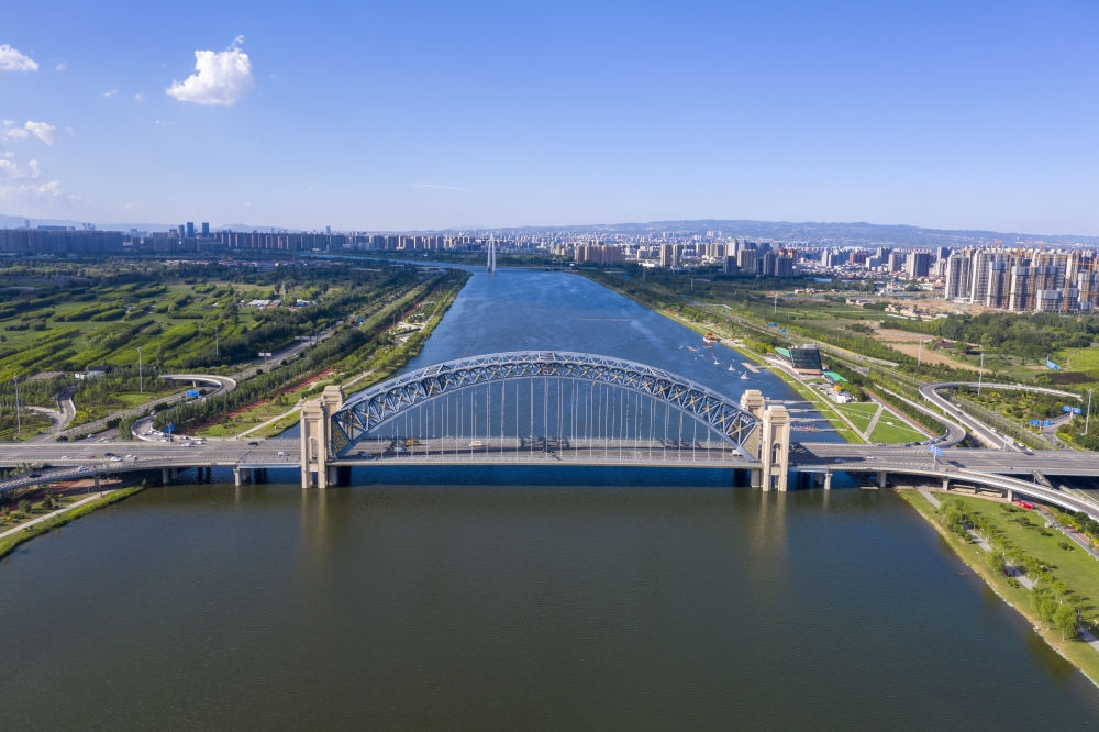 2024年6月7日在山西拍攝的汾河太原段晉陽橋（無人機照片）。汾河是黃河第二大支流。近年來，當?shù)赝ㄟ^源頭截污、雨污分流、生物治藻等措施推進“一泓清水入黃河”工程。今年1月至6月，太原市境內(nèi)6個地表水國考斷面優(yōu)良水體比例達到100%。
