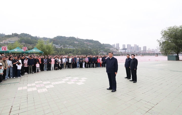 9月10日至13日，中共中央總書記、國家主席、中央軍委主席習(xí)近平在甘肅考察。這是11日下午，習(xí)近平在黃河蘭州中山橋段考察時(shí)，同在場的干部群眾親切交流。新華社記者 王曄 攝