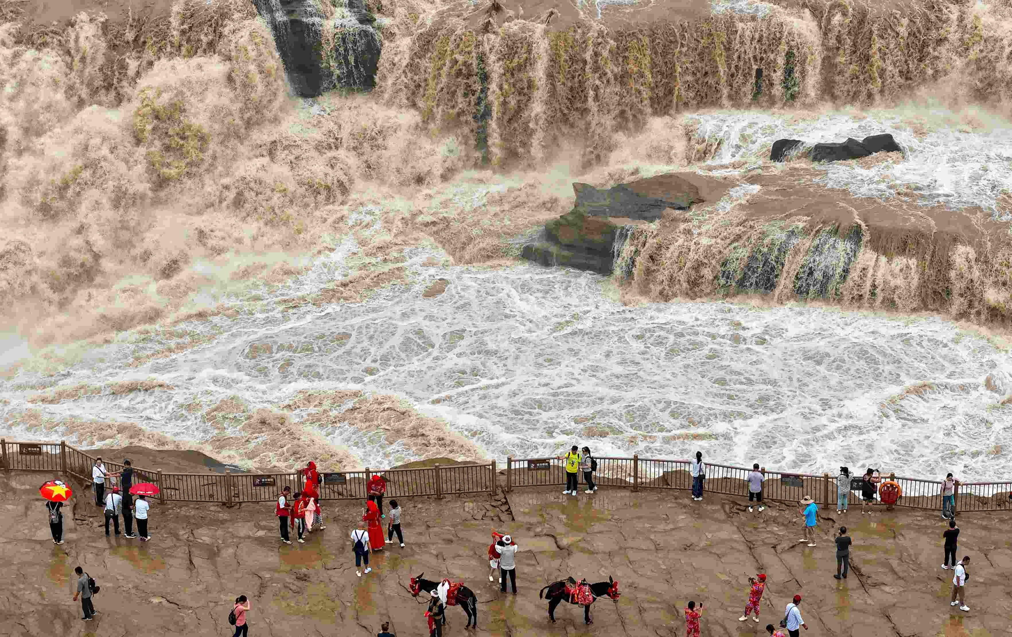 △9月9日，游客在黃河壺口瀑布景區(qū)游覽。