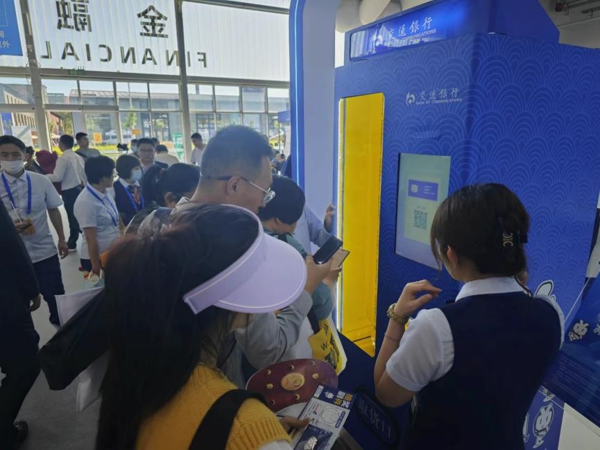 觀眾在金融服務(wù)展區(qū)體驗(yàn)數(shù)字人民幣購物。人民網(wǎng)記者 黃盛攝