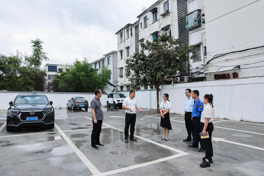 2024年9月11日，在浙江省湖州市，湖州吳興區(qū)人大代表、人大飛英街道工委代表及塔下街社區(qū)代表前往已改建的一處停車(chē)場(chǎng)進(jìn)行實(shí)地調(diào)研，監(jiān)督該改建項(xiàng)目的完成情況。新華社記者 徐昱 攝