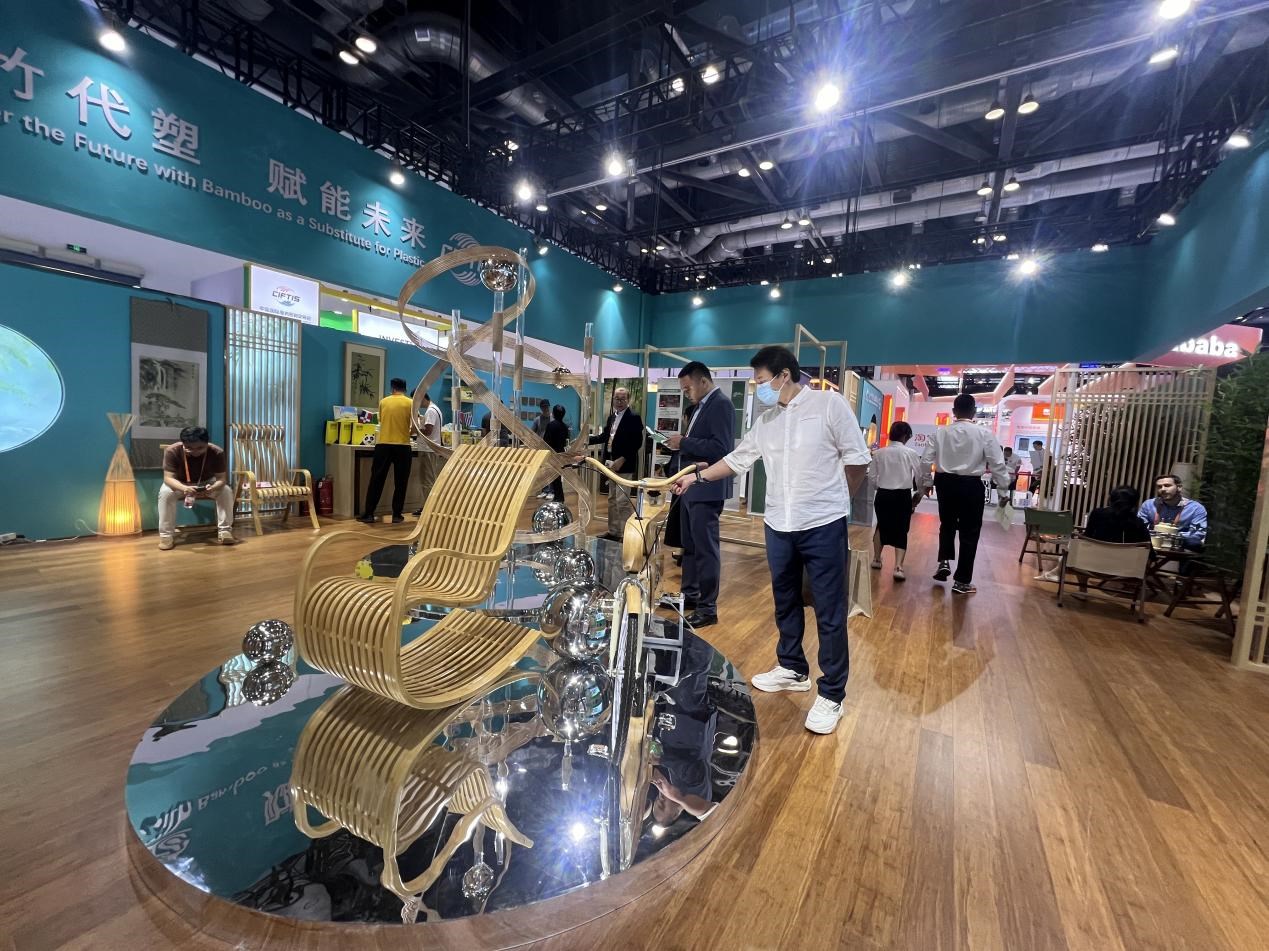 展會(huì)期間，國際竹藤組織展臺(tái)展出的竹藤制品。人民網(wǎng) 歐陽易佳攝