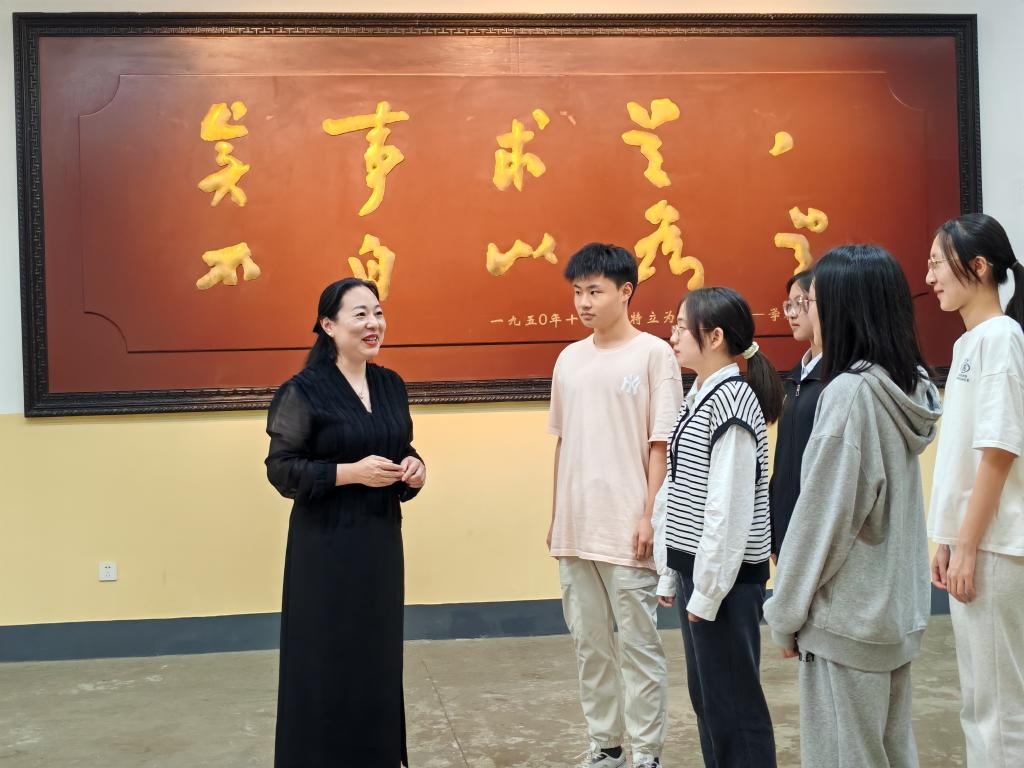 湖南第一師范學(xué)院思政課教師正在為學(xué)生講述紅色校史。（受訪者供圖）