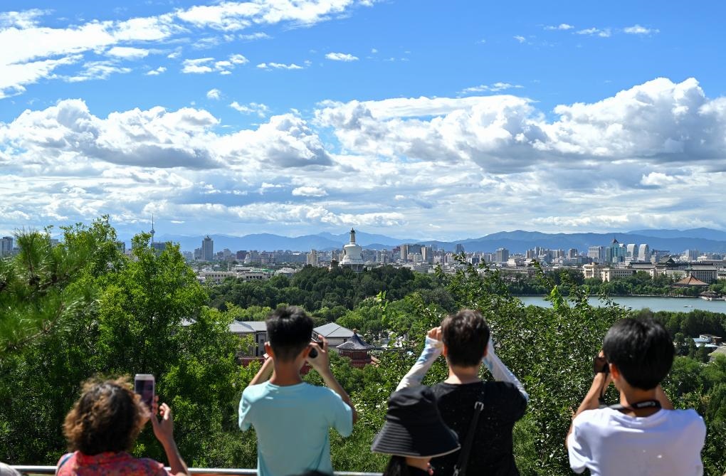 2024年8月12日北京天氣晴好，游客從景山上拍攝遠處的北海公園。新華社記者李鑫 攝