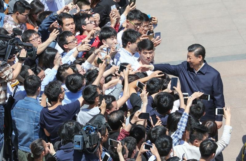 2018年5月2日，習(xí)近平總書記來到北京大學(xué)考察。這是總書記離開學(xué)校時(shí)同道路兩旁師生親切握手。