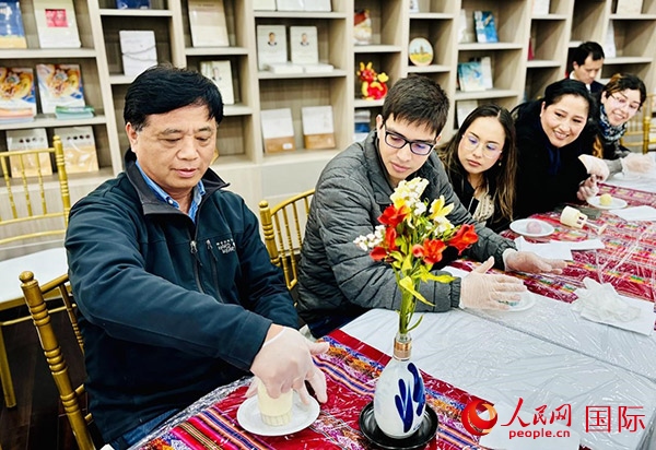 前來參加活動(dòng)的利馬居民共同制作冰皮月餅。人民網(wǎng)記者 宋亦然攝