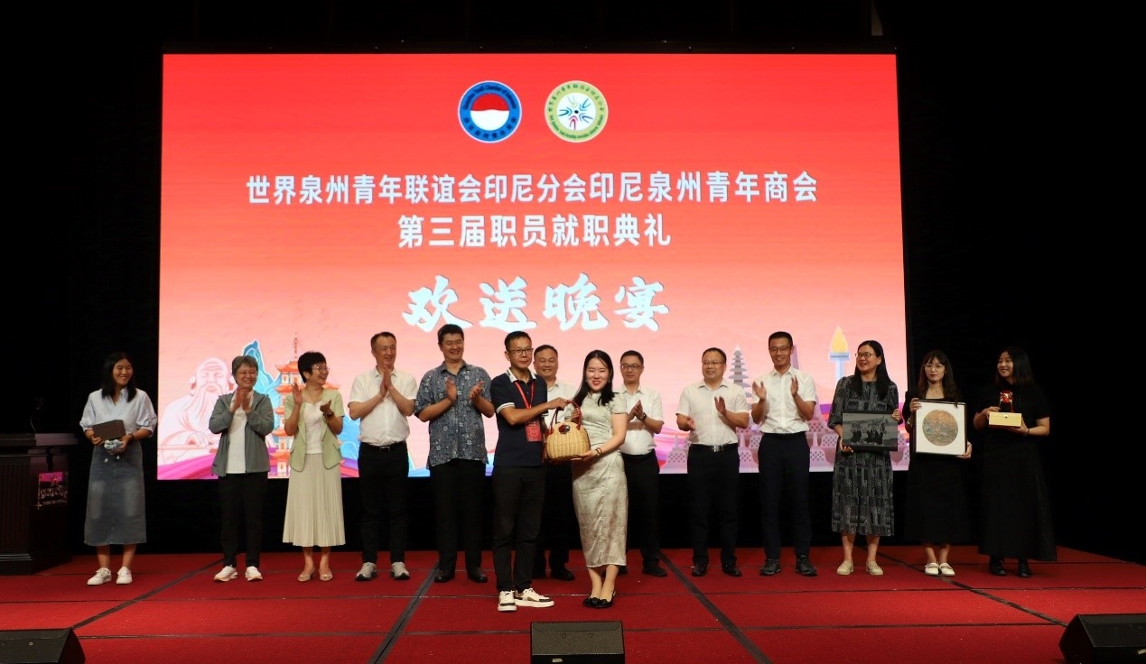 工藝大師們向阿拉扎大學(xué)孔子學(xué)院捐贈(zèng)手工藝術(shù)品。阿拉扎大學(xué)孔子學(xué)院供圖