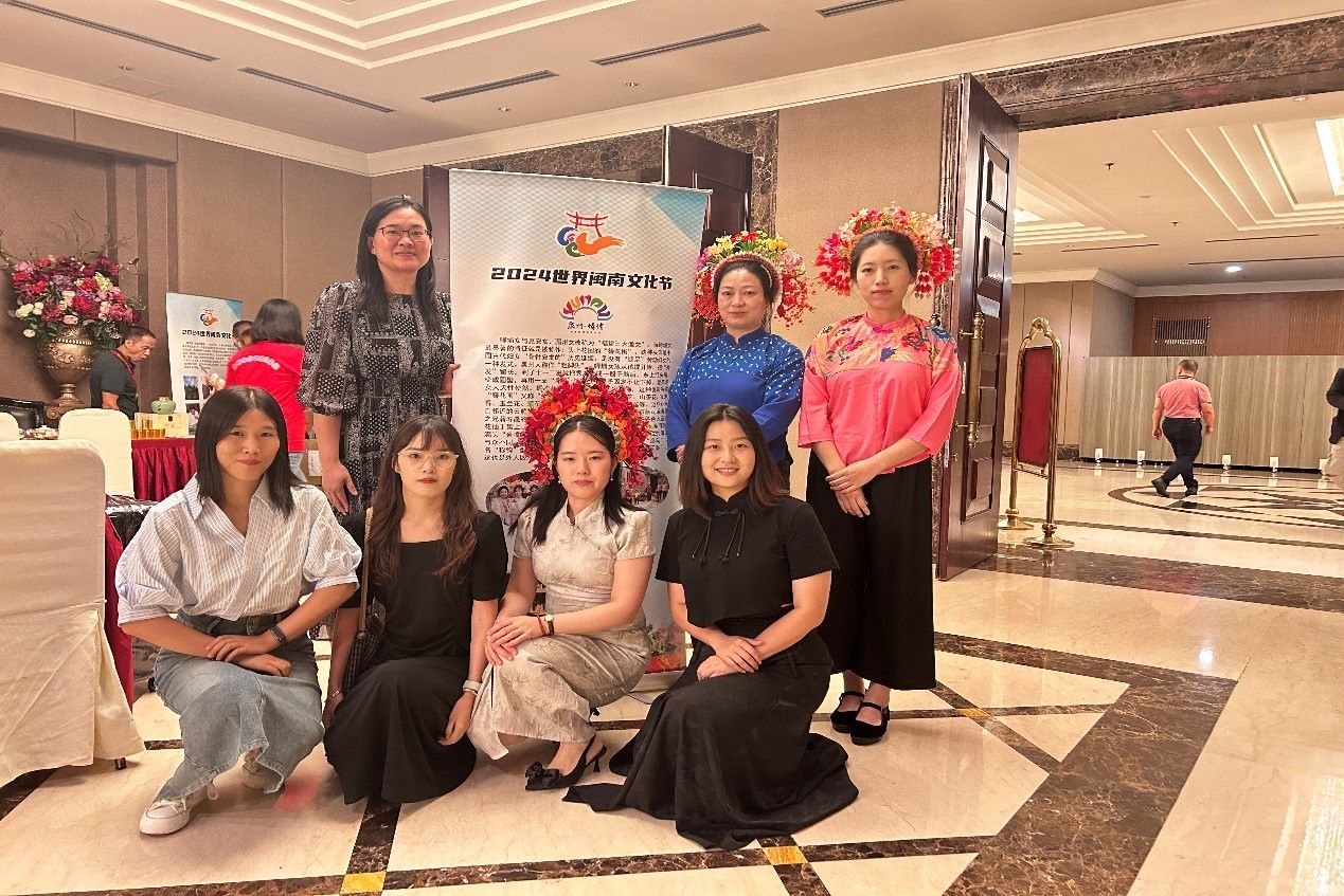 阿拉扎大學(xué)孔子學(xué)院老師和簪花圍傳承人合影。阿拉扎大學(xué)孔子學(xué)院供圖