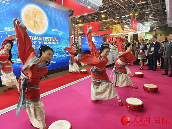 “你好！中國”展臺開幕式上的中國傳統(tǒng)舞蹈表演。人民網(wǎng)記者 尚凱元攝