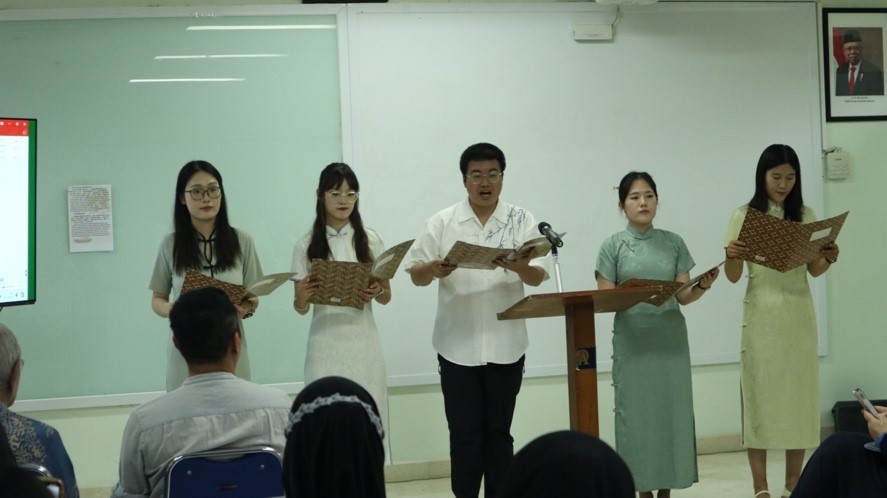 阿拉扎大學(xué)孔子學(xué)院志愿者教師表演詩朗誦?；顒又鬓k方供圖