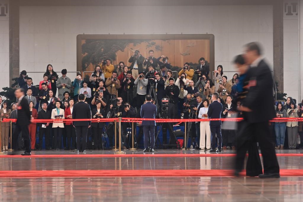 2024年3月10日，全國政協(xié)十四屆二次會議第三場“委員通道”集體采訪活動在北京人民大會堂舉行。新華社記者 宋為偉 攝