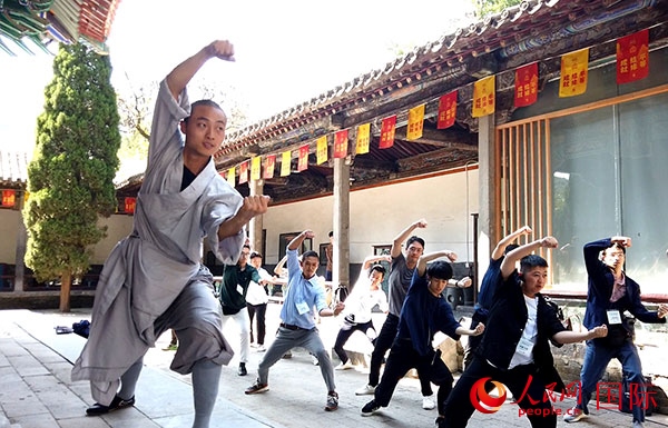 日本少林寺拳法青年代表團(tuán)體驗(yàn)體驗(yàn)少林十三拳。人民網(wǎng)記者 張靖攝