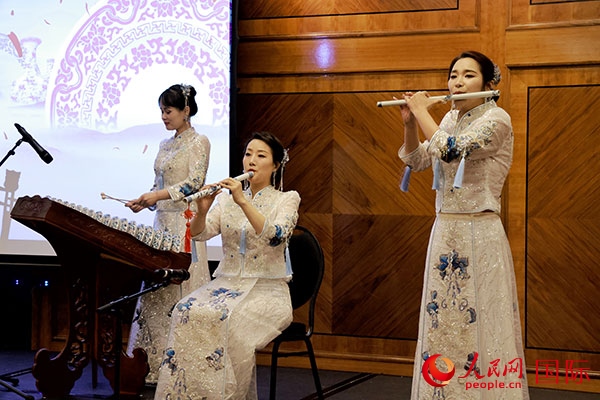 來自景德鎮(zhèn)的陶瓷音樂會(huì)在中秋佳節(jié)給英國倫敦的觀眾帶來了別樣的文化體驗(yàn)。人民網(wǎng)記者 邢雪攝