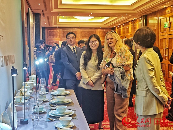 英國觀眾參觀“景德鎮(zhèn)制”區(qū)域品牌新品。人民網(wǎng)記者 邢雪攝