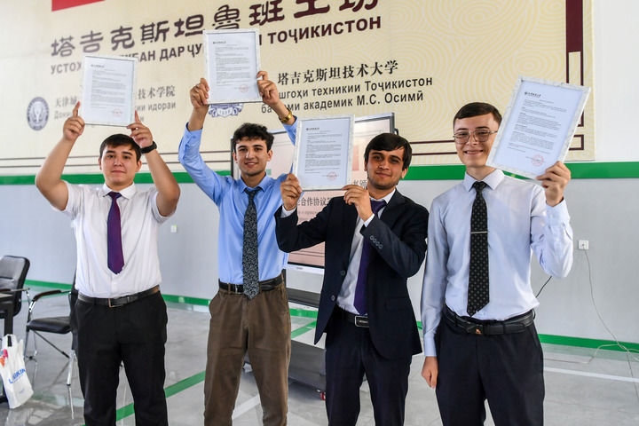2024年7月3日，在塔吉克斯坦首都杜尚別，魯班工坊赴華留學生展示錄取通知書。新華社記者 曹陽 攝