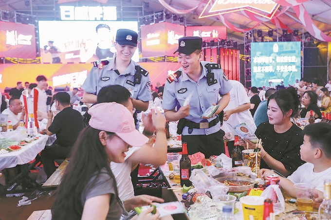 8月10日，黑龍江省哈爾濱市公安局松北分局民警輔警在啤酒大棚開展安全宣傳。史繼東攝
