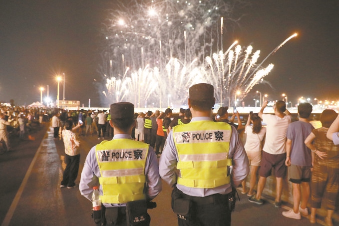 8月10日，黑龍江省哈爾濱市公安局松北分局民警輔警在啤酒大棚開展安全宣傳。史繼東攝