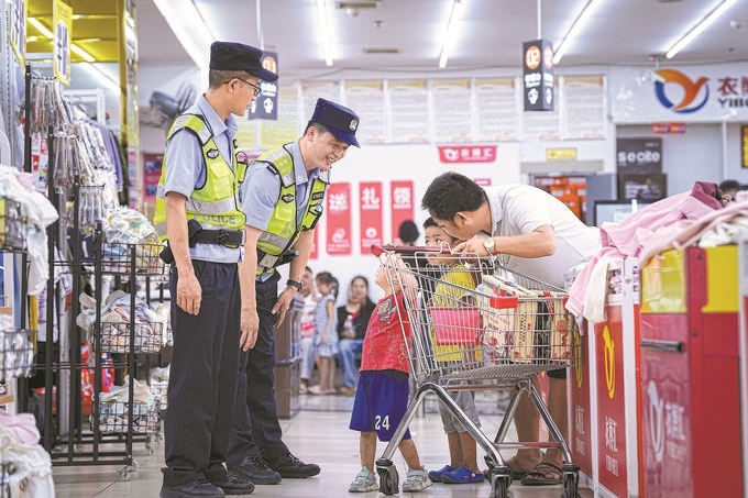 ?8月27日，貴州省凱里市公安局組織開展拉網(wǎng)式大排查，民警在超市和群眾交流。周國(guó)輝攝