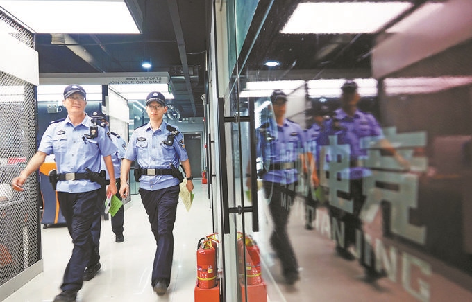 ▲7月6日，山西省新絳縣公安局龍興派出所組織警力對(duì)網(wǎng)吧等場(chǎng)所進(jìn)行集中治安檢查。高新生攝