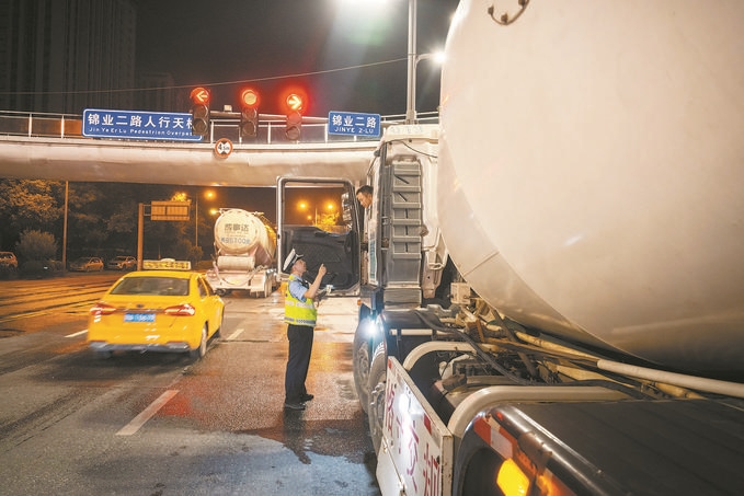 7月25日，陜西省西安市公安局交警支隊(duì)開展全市中重型貨車及面包車違法異地互查整治行動(dòng)。孫崇明攝