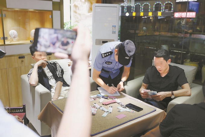 9月7日，云南省昆明市公安機(jī)關(guān)對(duì)棋牌室開展檢查。