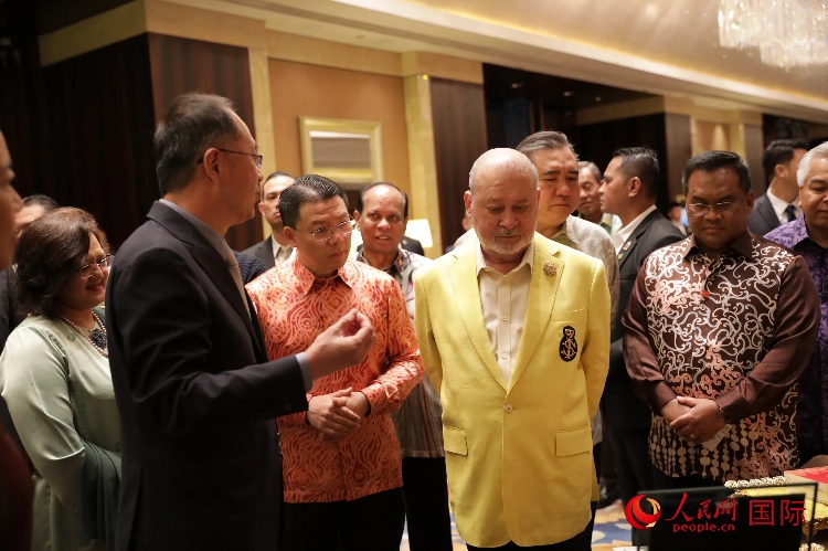 北京外國語大學校長賈文鍵向蘇丹易卜拉欣介紹該校的發(fā)展情況。人民網(wǎng) 王婧攝