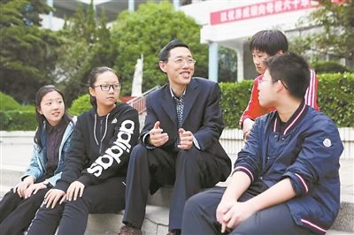 淮北市首批高層次人才儲(chǔ)備金獲得者、淮北市第一中學(xué)教師陳超（左三）在與學(xué)生交談?；幢笔形瞬殴ぷ骶止﹫D