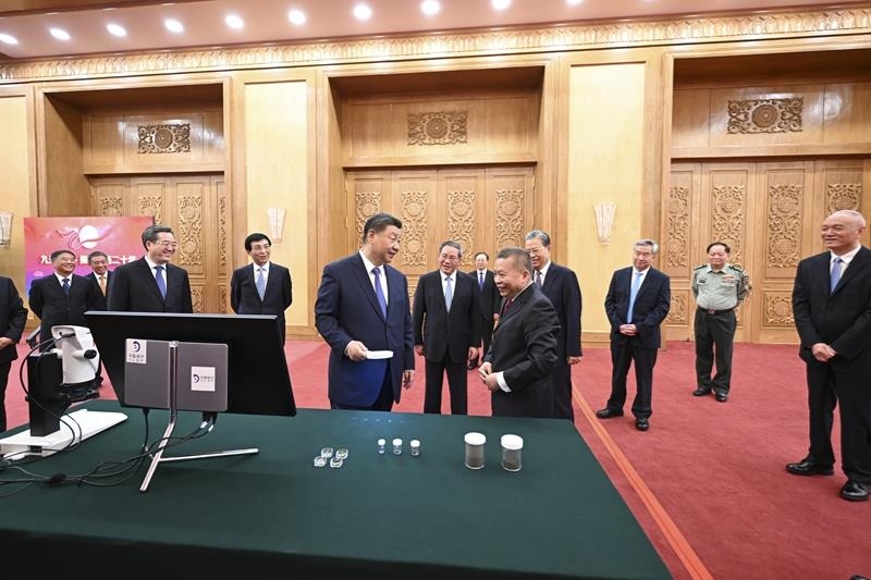 △2024年9月23日，習(xí)近平總書記等參觀月球樣品和探月工程成果展覽。
