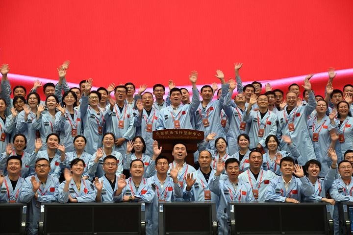 △2024年6月25日，嫦娥六號任務(wù)圓滿成功后，工作人員在北京航天飛行控制中心合影。